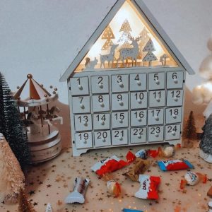 Casinha de Madeira calendário do advento c/ luzes e chocolates