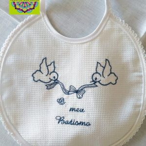 Babete Branco em Piquet, com Bordado Azul Escuro